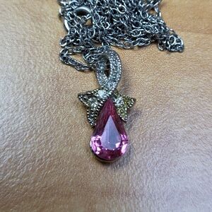 Elegant Silver Colir Necklace with Pink Teardrop Pendant